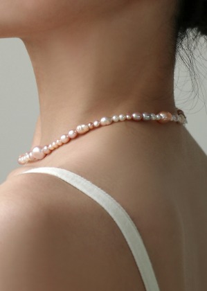 The pink pearl necklace