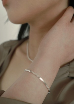 silver boxy bracelet