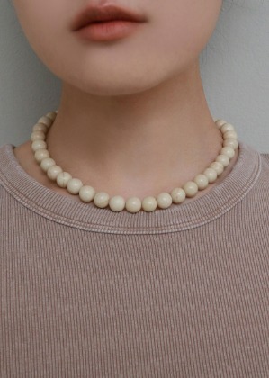 beige ball necklace